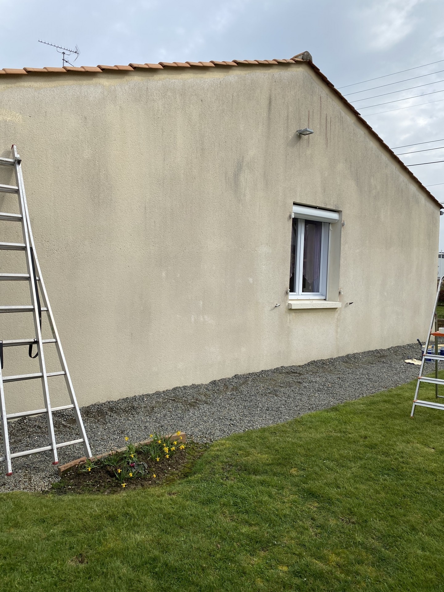 Traitement des murs avant la mise en peinture