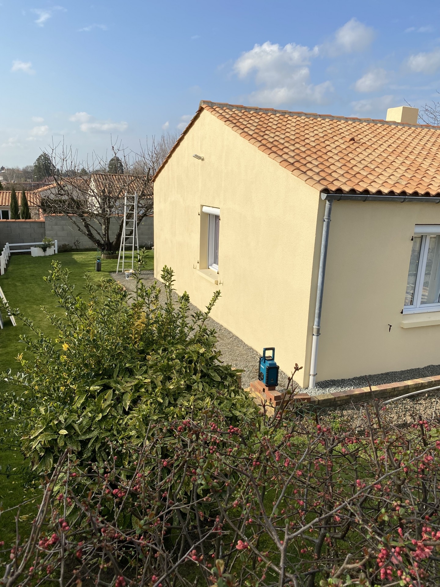 Application de deux couches de peinture plastifié Ton pierre