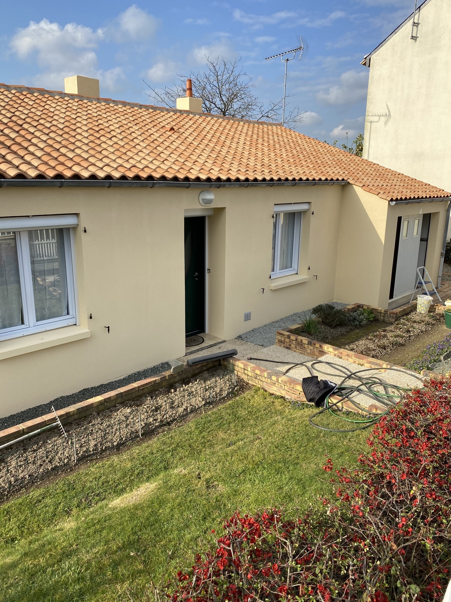 Application de deux couches de peinture plastifié Ton pierre